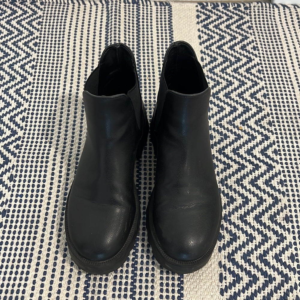 Worn once aerosoles swallow bootie; Chelsea bootie